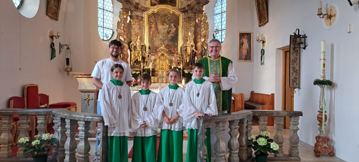 Die neuen Minis mit Pfarrer Tauer und Luis Nagler