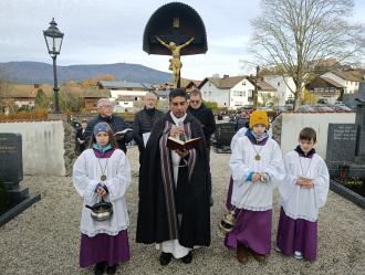 Pater Georg zelebrierte die Andacht am Friedhof