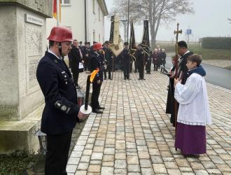 Pater Georg segnet das Kriegerdenkmal