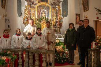 Pater Georg (Bildmitte) ist 25 Jahre Priester