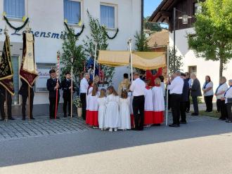 Pater Georg liest das Evangelium